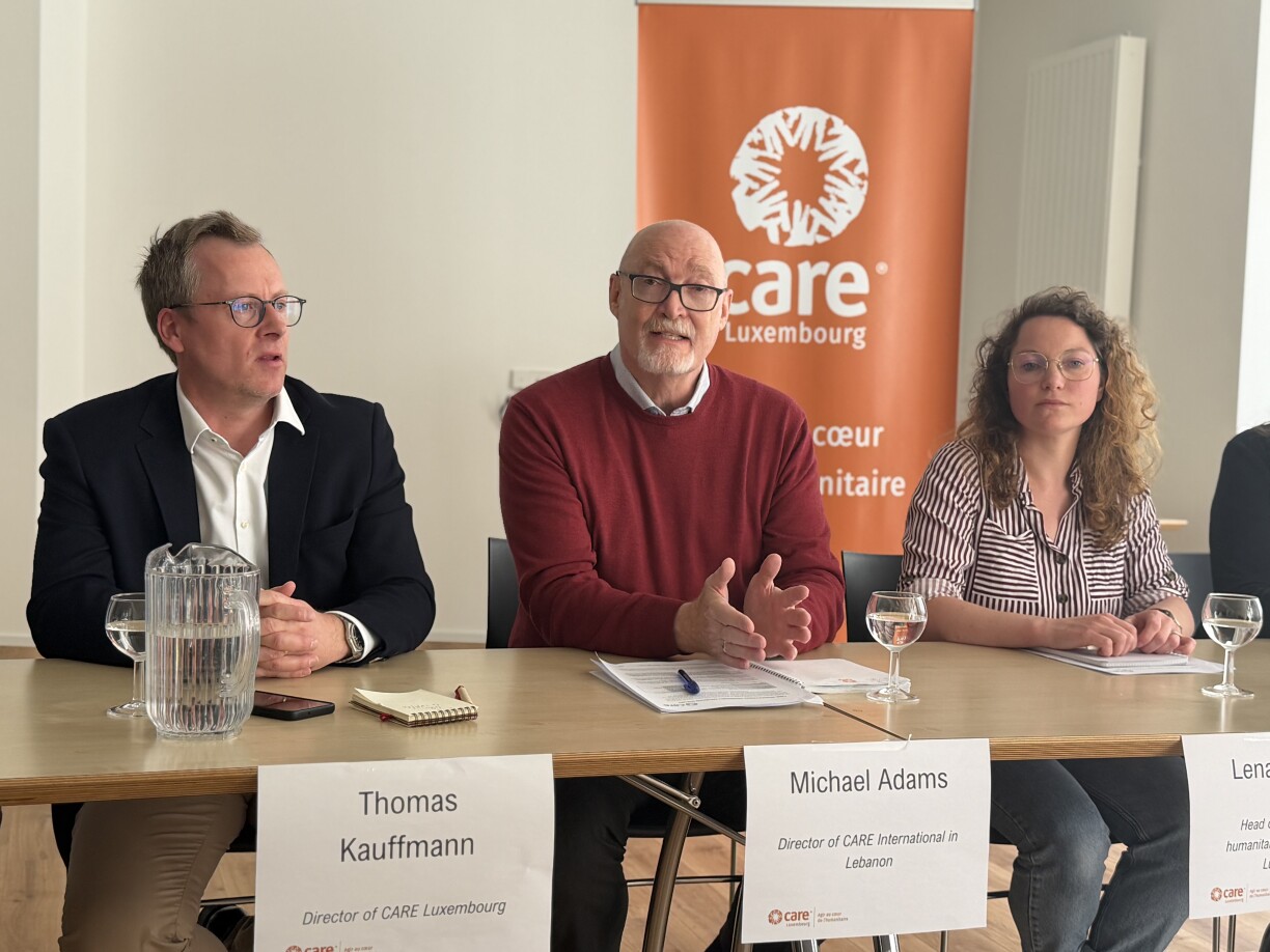 De Michael Adams op der Pressekonferenz vu CARE Lëtzebuerg