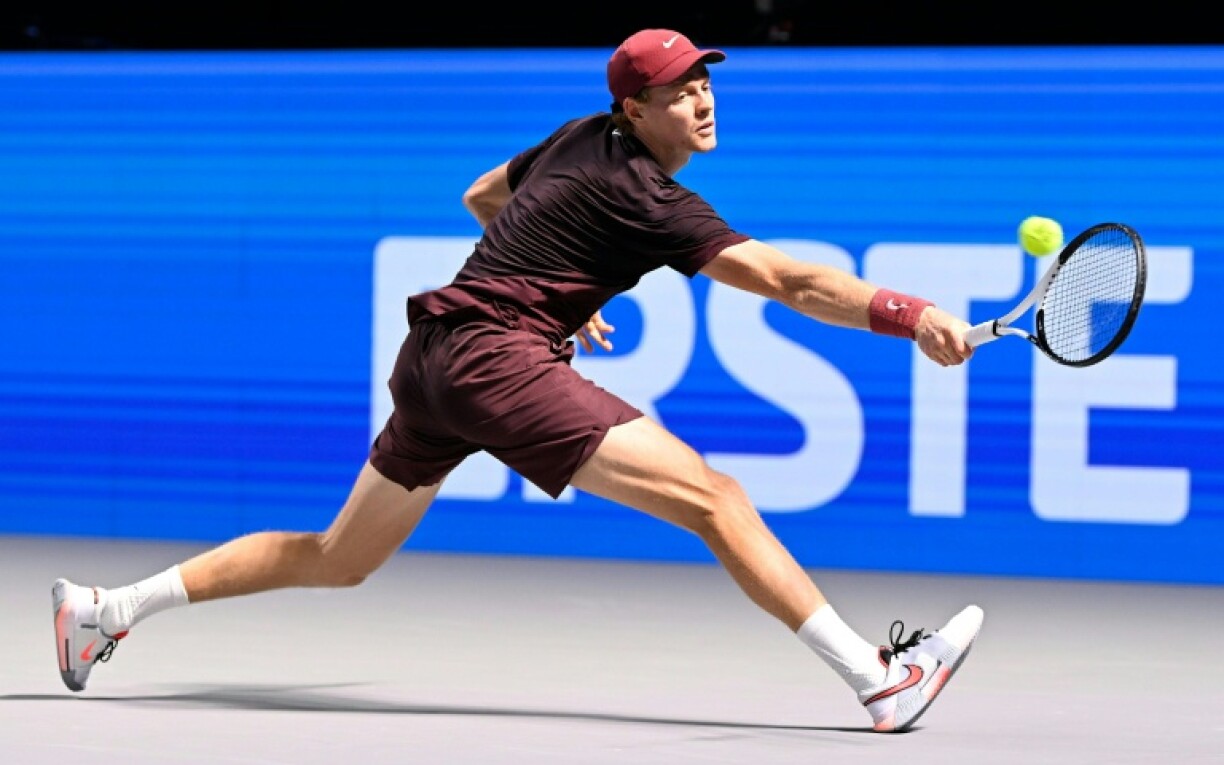 Jannik Sinner at full stretch in Vienna