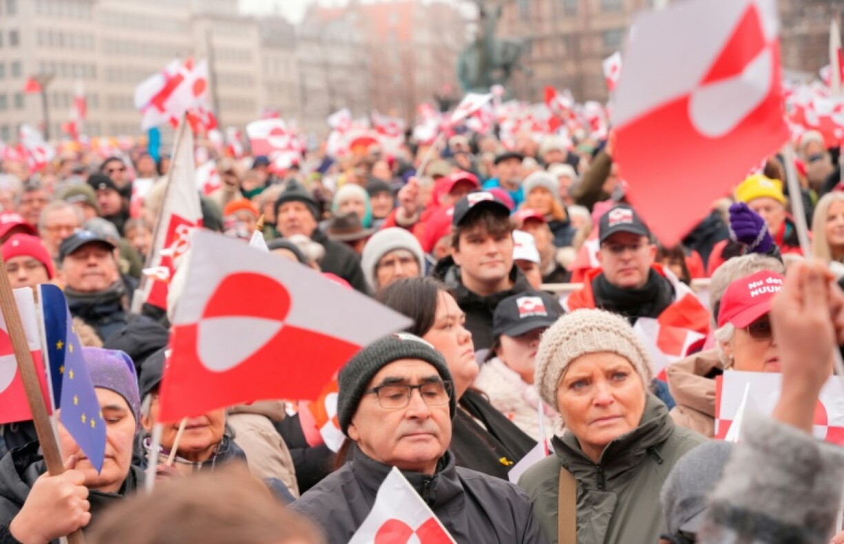 Des milliers de manifestants rassemblés à Copenhague pour dénoncer les ambitions territoriales de Donald Trump qui continue d'afficher son intention de s'emparer du Groenland, le 17 janvier 2026