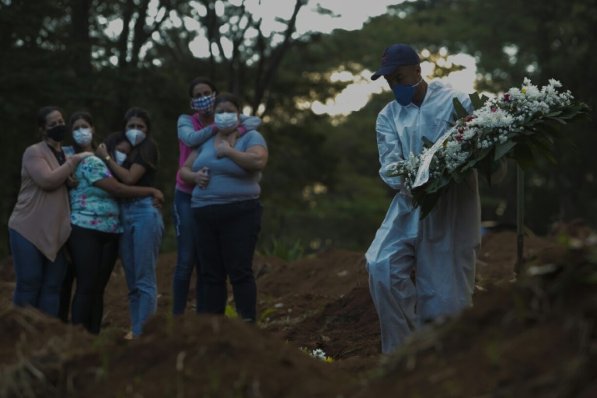 Les proches d'une victime du Covid assistent à ses funérailles le 31 mars 2021 à Sao Paulo.