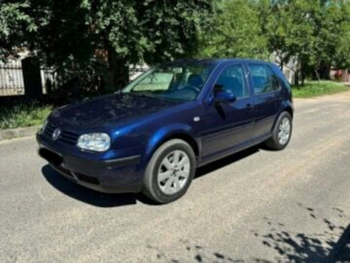 Photo diffusée par la Gendarmerie nationale le 12 juillet 2024 montrant une Golf bleu marine, la voiture du suspect dans le meurtre de la petite Célya