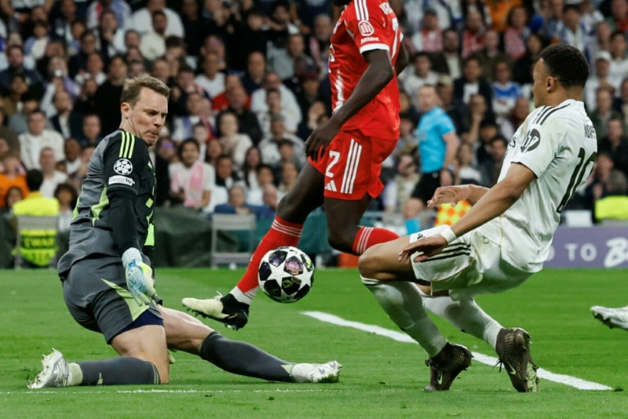 Le gardien du Bayern Manuel Neuer gagne un face-à-face avec l'attaquant du Real Kylian Mbappé, le 7 avril 2026 à Madrid