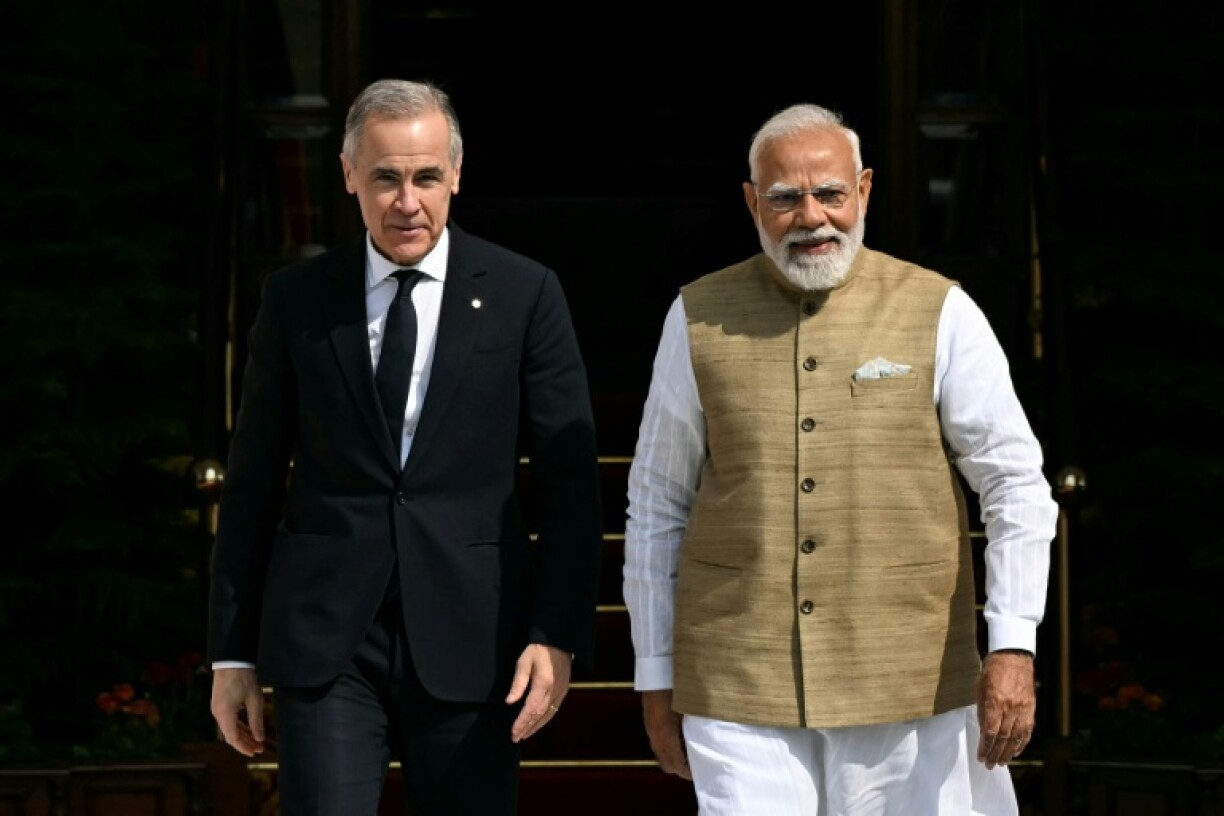 Le Premier ministre canadien Mark Carney (gauche) marche avec le Premier ministre indien Narendra Modi (droite) avant leur rencontre à New Delhi, Inde, le 2 mars 2026
