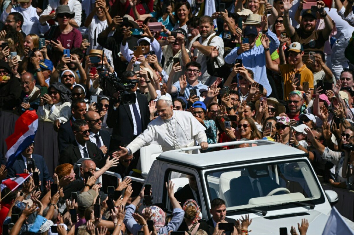 Le pape Léon XIV à bord de la papamobile salue les fidèles après avoir présidé une messe et la canonisation du bienheureux Carlo Acutis et de Pier Giorgio Frassati, place Saint-Pierre au Vatican, le 7 septembre 2025