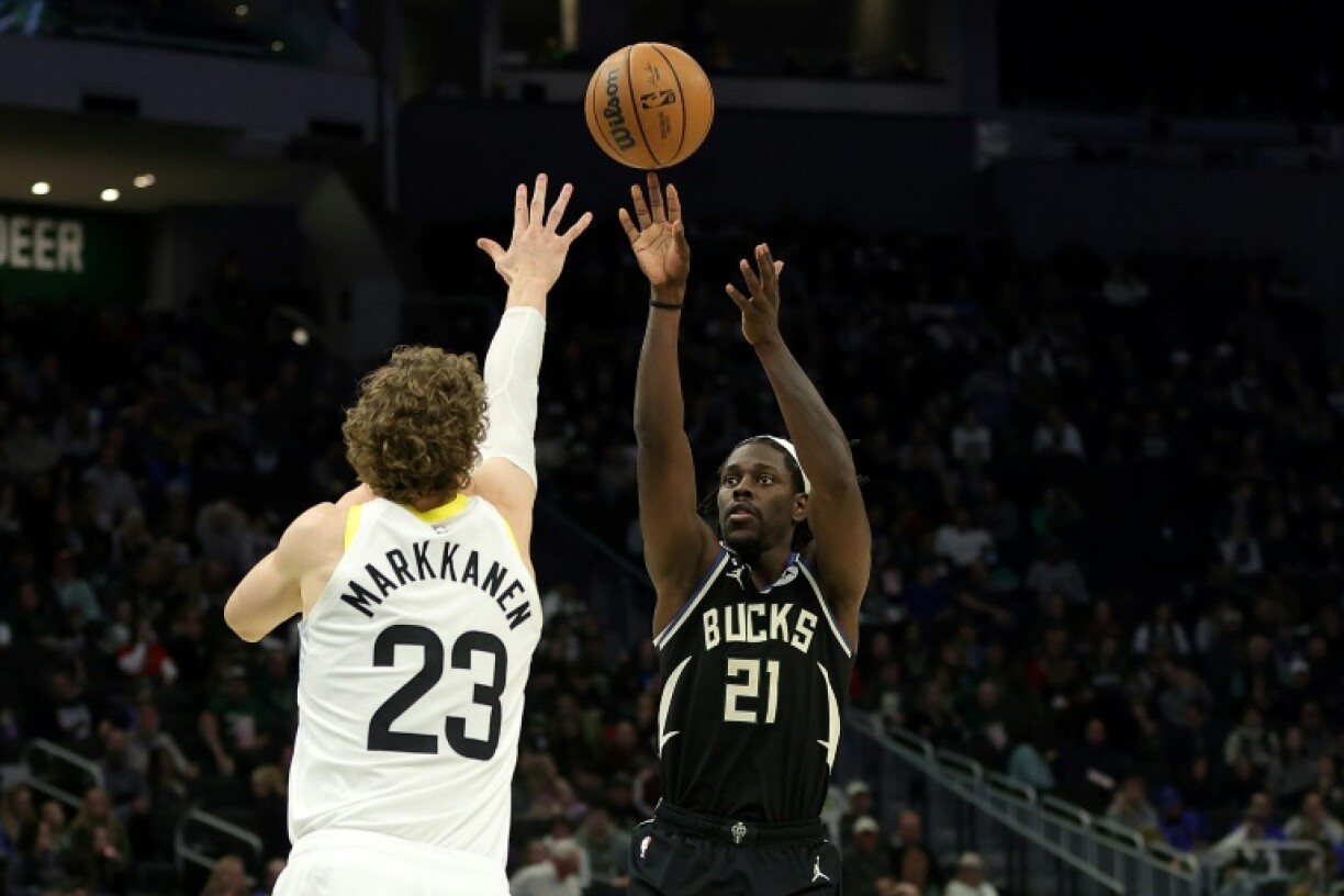 Jrue Holiday, des Milwaukee Bucks, au tir devant Lauri Markkanen, de l'Utah Jazz, lors d'un match de NBA le 17 décembre 2022 à Milwaukee