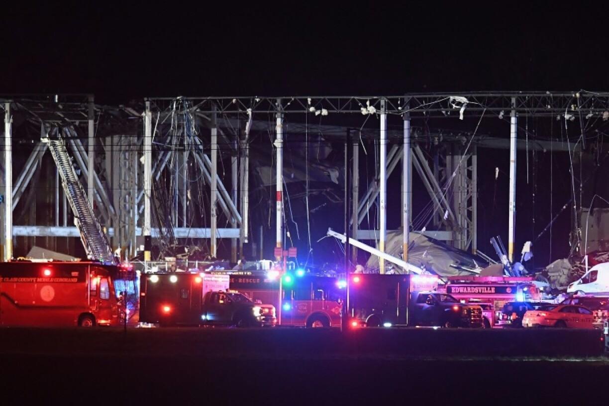Des équipes de secours devant un entrepôt d'Amazon dévasté par une tornade, le 10 décembre 2021 à Edwardsville, dans l'Illinois