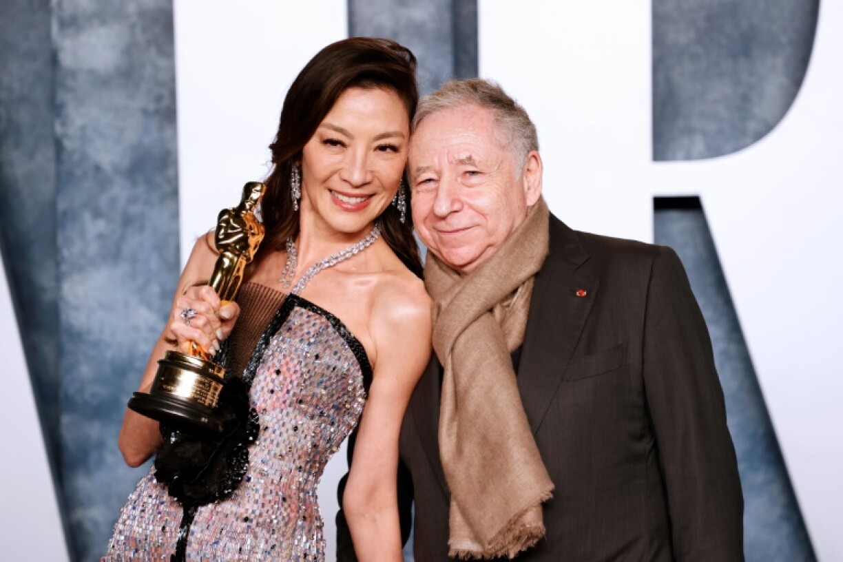 L'actrice malaisienne Michelle Yeoh, son Oscar en main, et son compagnon, le Français Jean Todt, lors de la soirée annuelle donnée par Vanity Fair après la 95e cérémonie des Oscars le 12 mars 2023 à Beverly Hills in Beverly Hills, California on March 12, 2023.