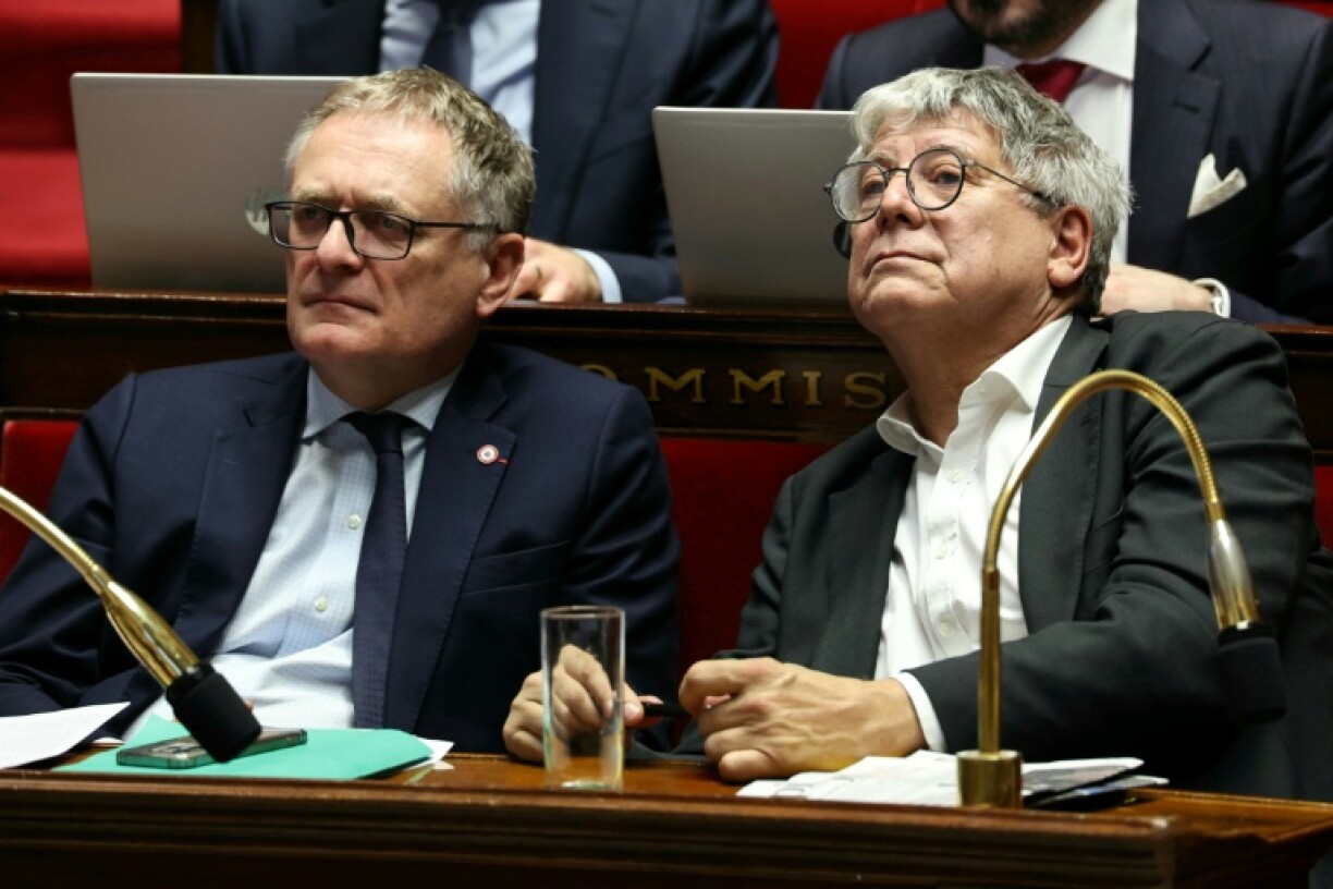 Le député LR Philippe Juvin (g), rapporteur général du budget, et le député LFI Eric Coquerel (d), président de la commission des finances, à l'Assemblée nationale le 23 décembre 2025 à Paris