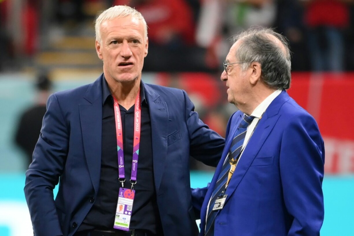 Didier Deschamps en plein échange avec le patron de la FFF Noël Le Graët à Al Khor, le 14 décembre 2022