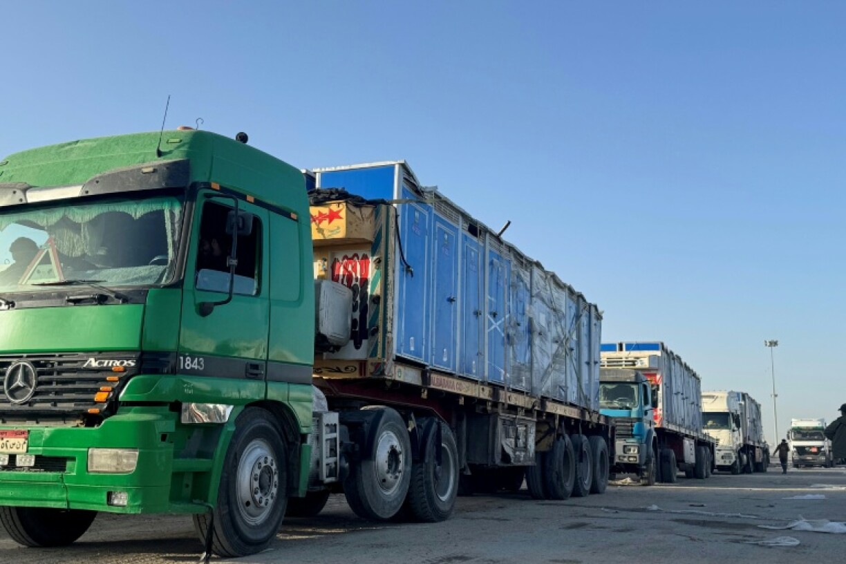 Des camions d'aide humanitaire attendent d'entrer par le côté égyptien du poste-frontière de Rafah avec la bande de Gaza, dans le nord-est de l'Egypte, le 1er février 2026