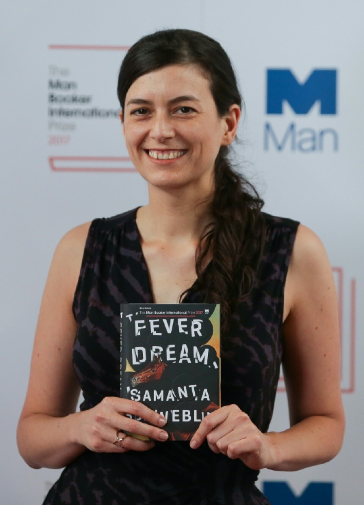 L'auteure argentine Samanta Schweblin pose avec son livre