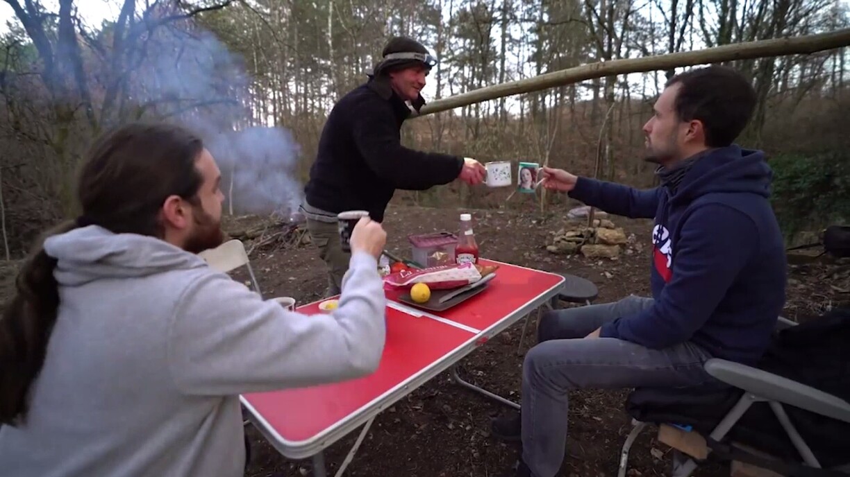 L'équipe de Mamytwink à la rencontre de Robert, l'ermite de la forêt