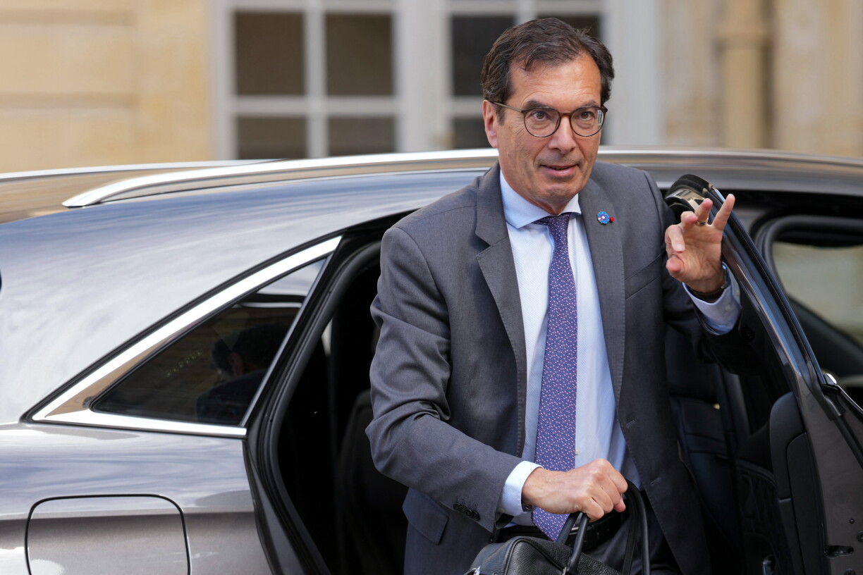 Le ministre français du Travail, Jean-Pierre Farandou, arrive à l'hôtel Matignon à Paris le 12 mai 2026 pour assister à une réunion d'urgence visant à évaluer la situation concernant le hantavirus.