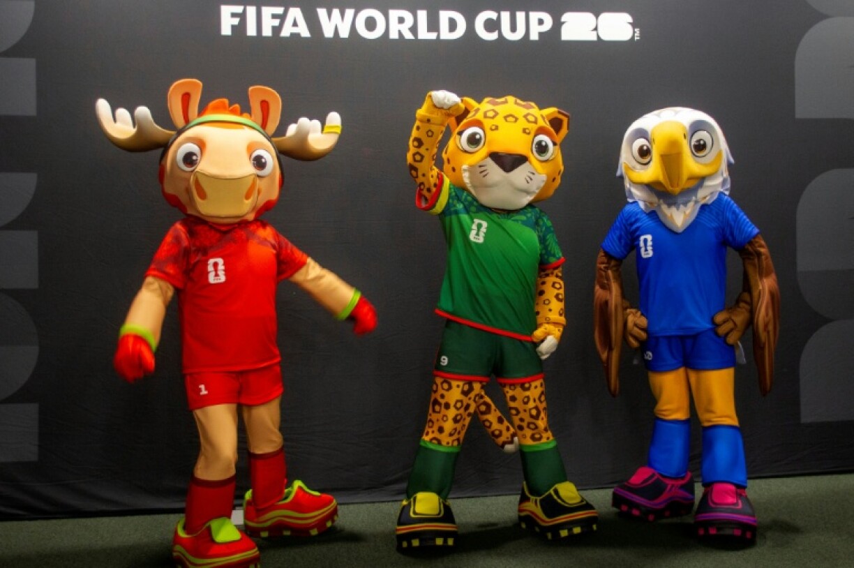 Les mascottes officielles de la Coupe du monde 2026 représentant les pays hôtes — l’élan canadien (G) ; l’aigle américain (D) ; et le jaguar mexicain, (C) — sont présentées au stade BBVA de Monterrey, au Mexique, le 24 octobre 2025