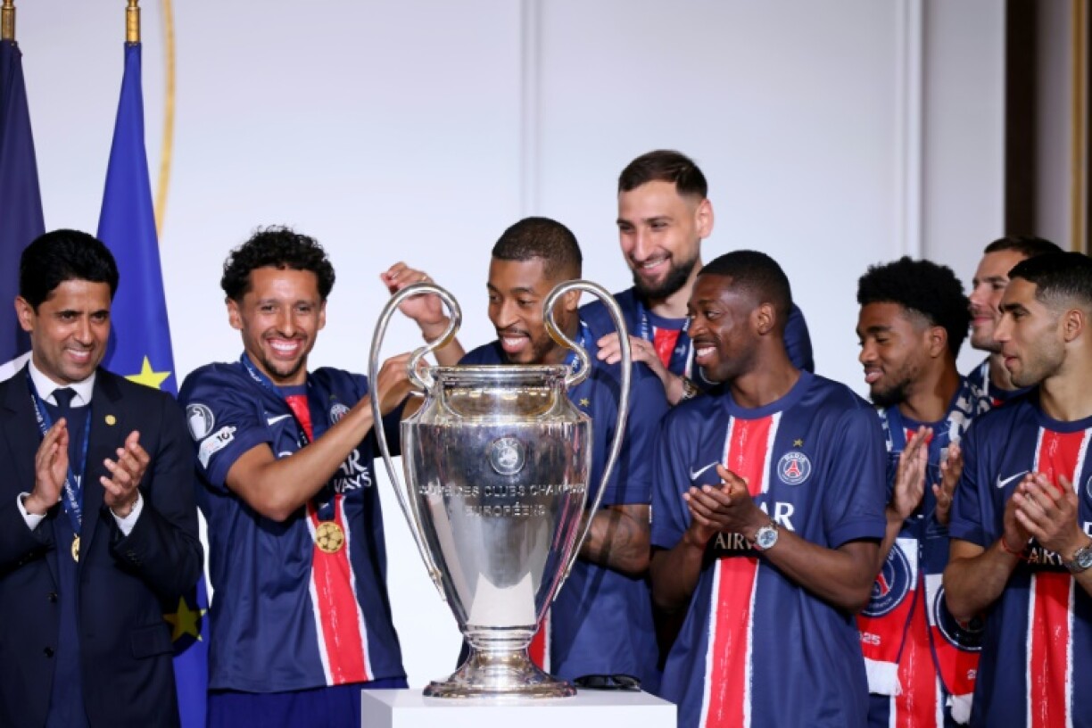 (de g.à d.) Nasser al-Khelaifi, Marquinhos, Presnel Kimpembe, Gianluigi Donnarumma, Ousmane Dembélé, Ibrahim Mbaye, Lucas Hernandez et Achraf Hakimi, lors de la réception de l'équipe du PSG à l'Élysée, à Paris, le 1er juin 2025