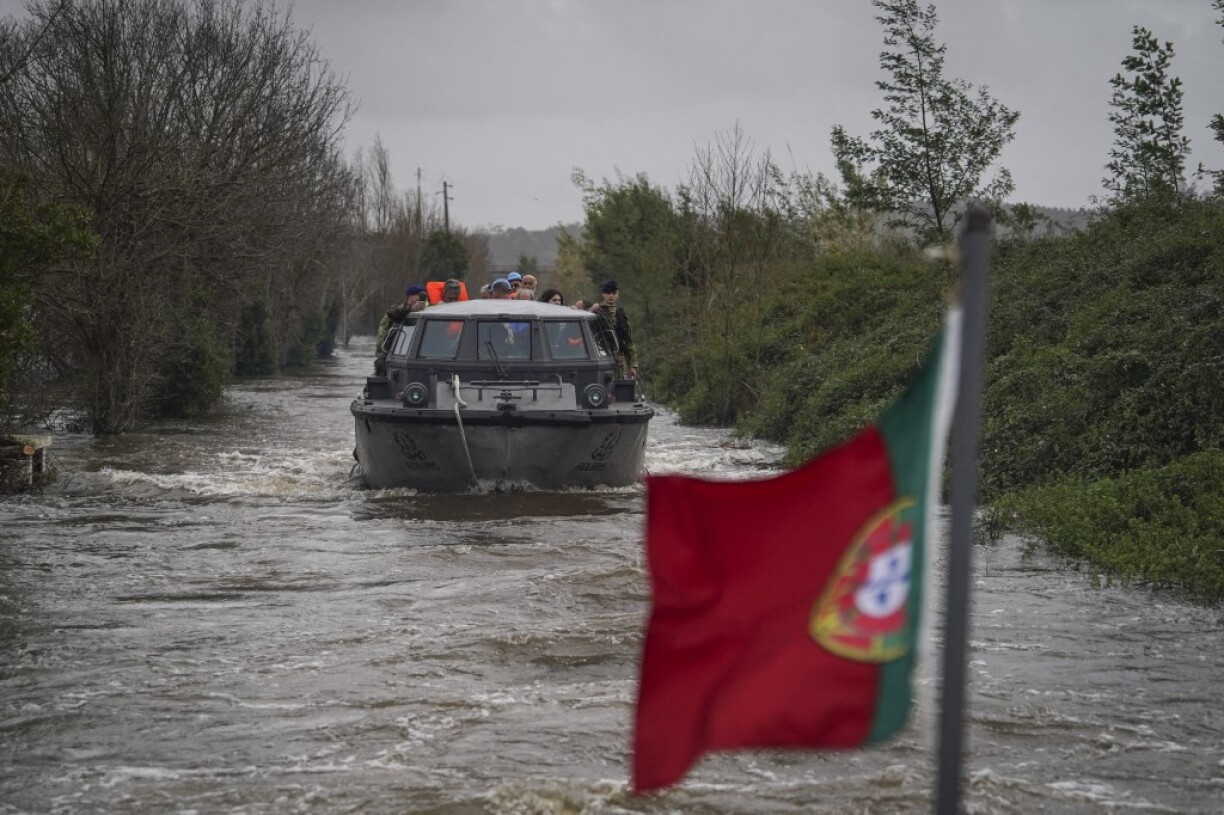 Un véhicule amphibie déployé par l'armée lors des inondations au Portugal le 12 février 2026