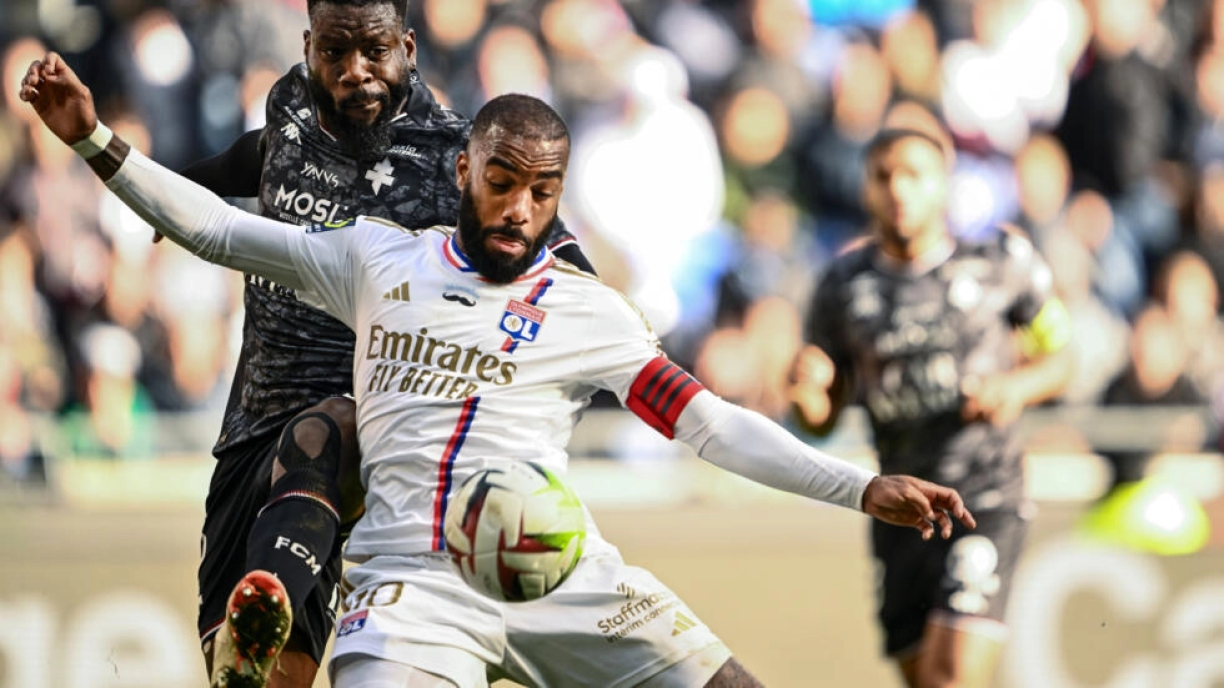 Le Messin Ismael Traore au duel avec le Lyonnais Alexandre Lacazette durant la rencontre entre Metz et Lyon.