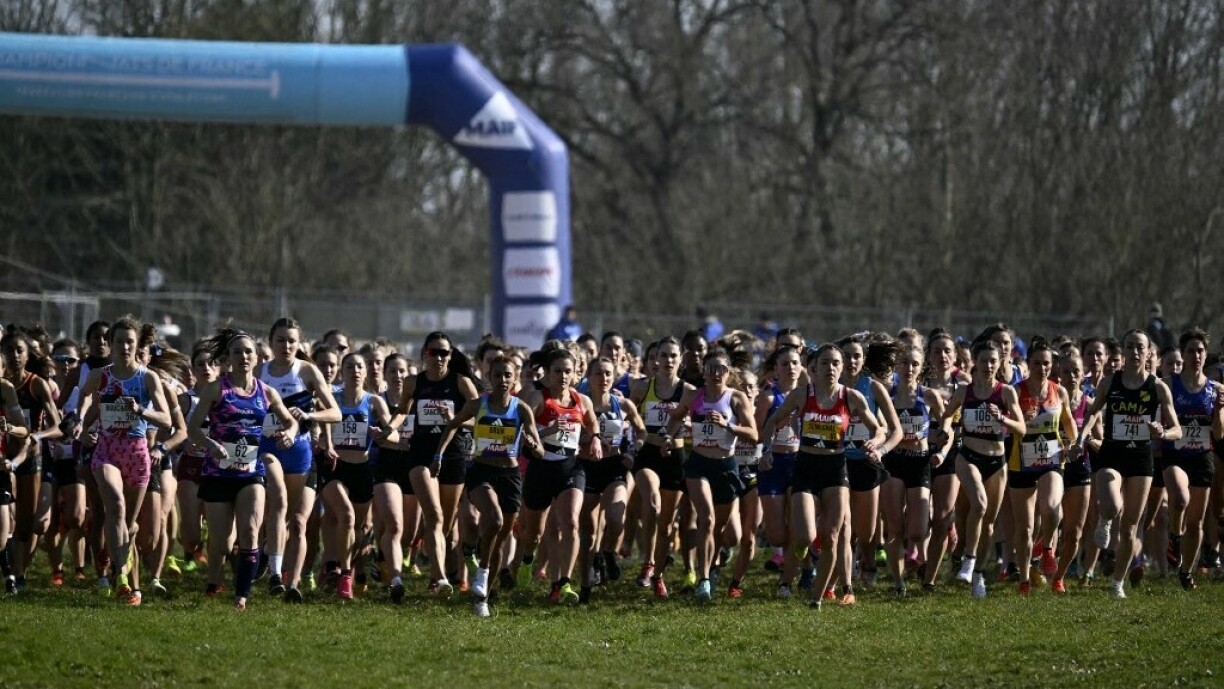 Jeanne Lehair (n°40) lors de l'épreuve de cross long des championnats de France 2025.