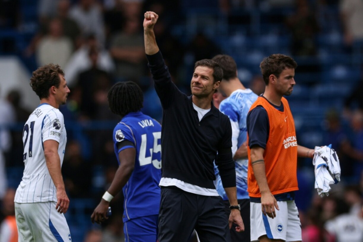 L'entraîneur de Chelsea Xabi Alonso salue les supporters après la victoire contre Brighton, le 30 août 2026 à Londres