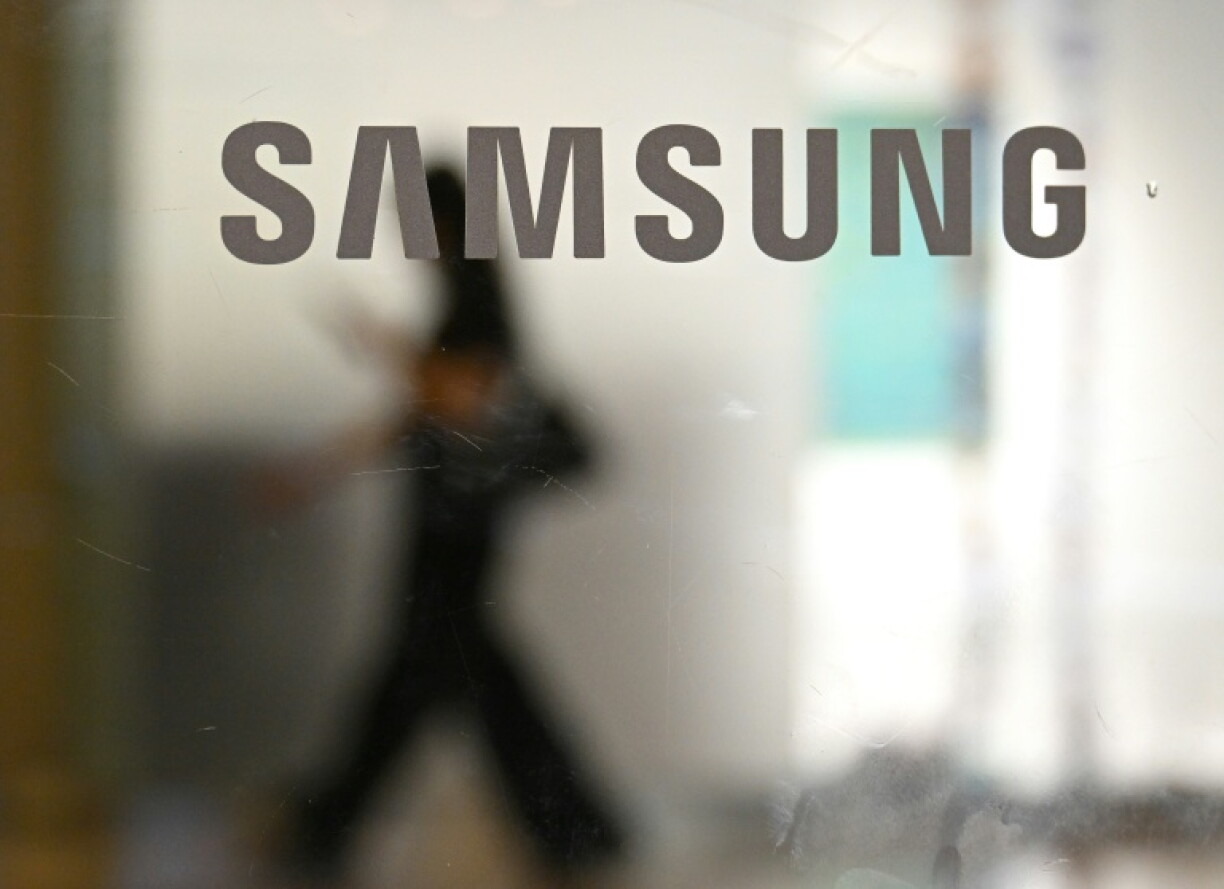 Shares in Samsung fell, even after forecasting an eye-watering 780 percent jump in operating profit during the third quarter