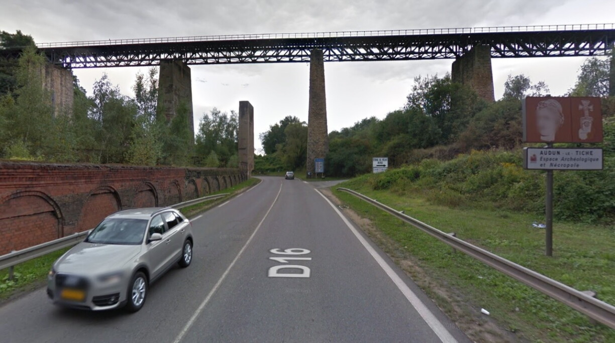 C'est peu avant ce pont que le conducteur a perdu le contrôle de son véhicule, qui s'est retrouvé sur le flanc.
