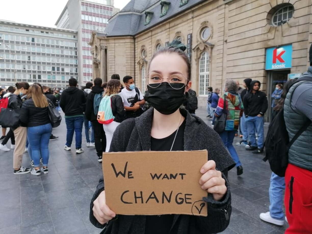 Une manifestante à la Gare de Luxembourg le 24 septembre 2021