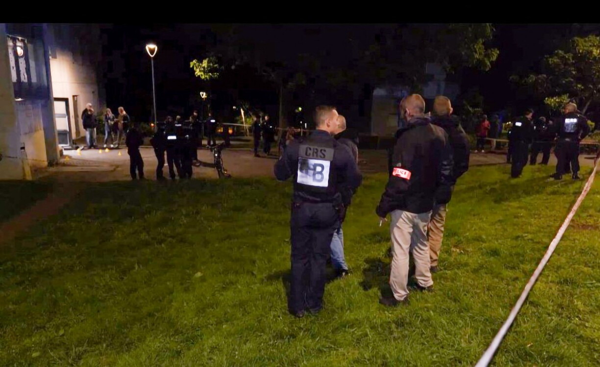 Cette capture d'écran vidéo montre des policiers sur les lieux d'une fusillade à Nantes, en France, le 14 mai 2026, où un jeune de 15 ans a été tué et deux mineurs ont été blessés.