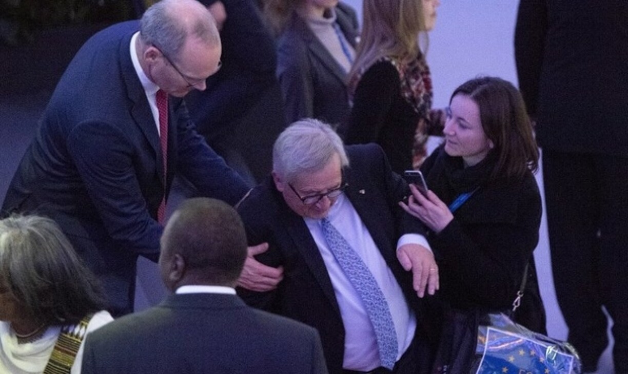 Le Président de la Commission européenne, Jean-Claude Juncker, manque une marche au dîner organisé par le