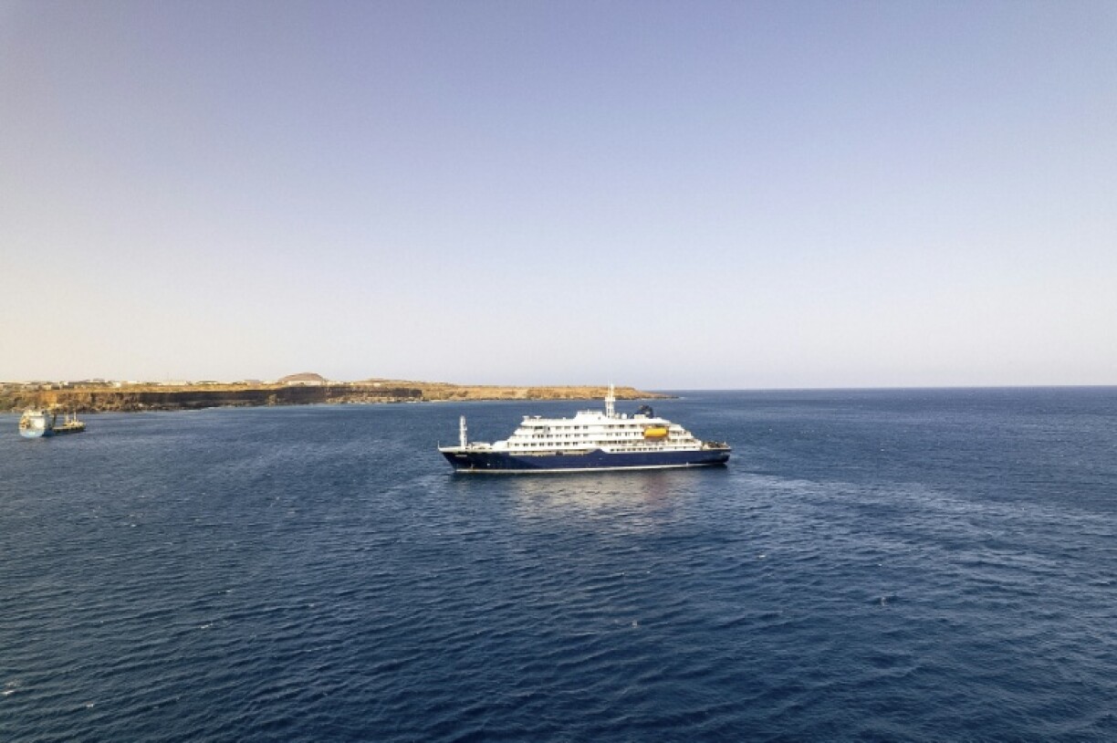 Le navire de croisière MV Hondius, près du port de Praia (Cap-Vert), le 3 mai 2026