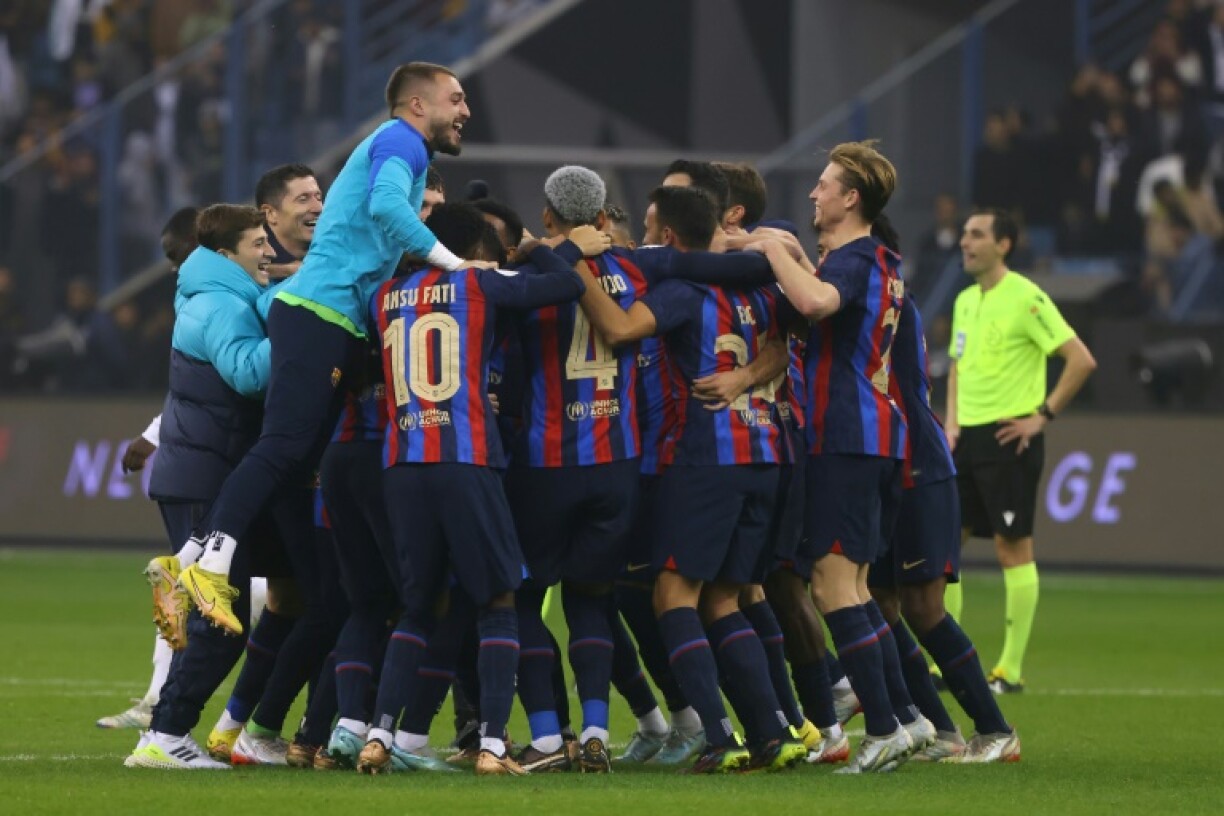 Les joueurs du FC Barcelone euphoriques après leur vctoire contre le Real Madrid en finale de la Supercoupe d'Espagne à Ryad, le 15 janvier 2023
