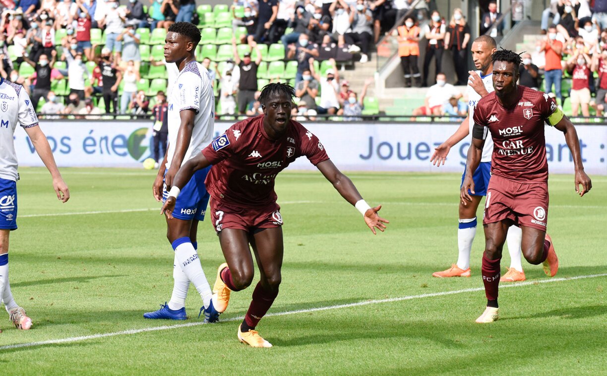Niane fête son premier but face à Reims le 20 septembre 2020 au Stade Saint-Symphorien