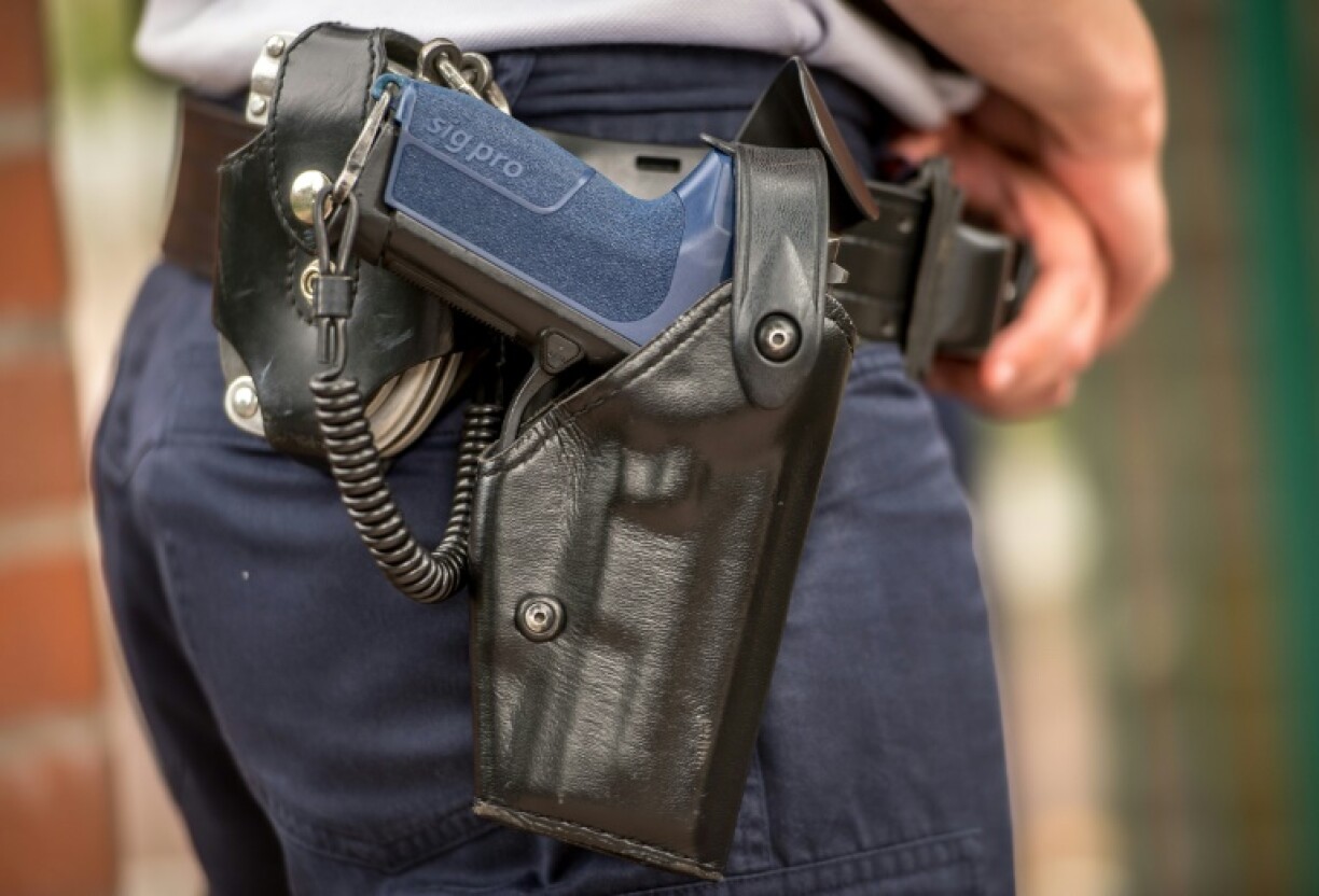 Un automobiliste de 17 ans a été tué mardi matin à Nanterre par un policier qui a tiré avec son arme, après un refus d'obtempérer du mineur, dont la famille entend déposer plainte