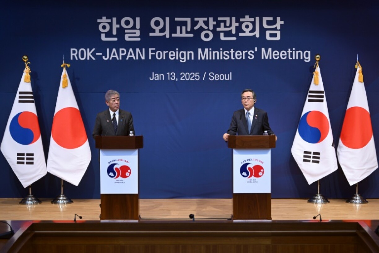 South Korean Foreign Minister Cho Tae-yul (R) met Japanese counterpart Takeshi Iwaya (L) for talks in Seoul