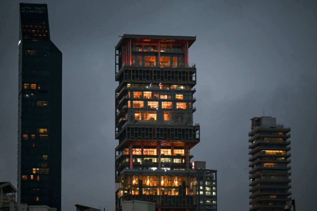 Antilia, la demeure familiale de Mukesh Ambani, un gratte-ciel de 27 étages, le 9 juillet 2024 à Bombay, en Inde