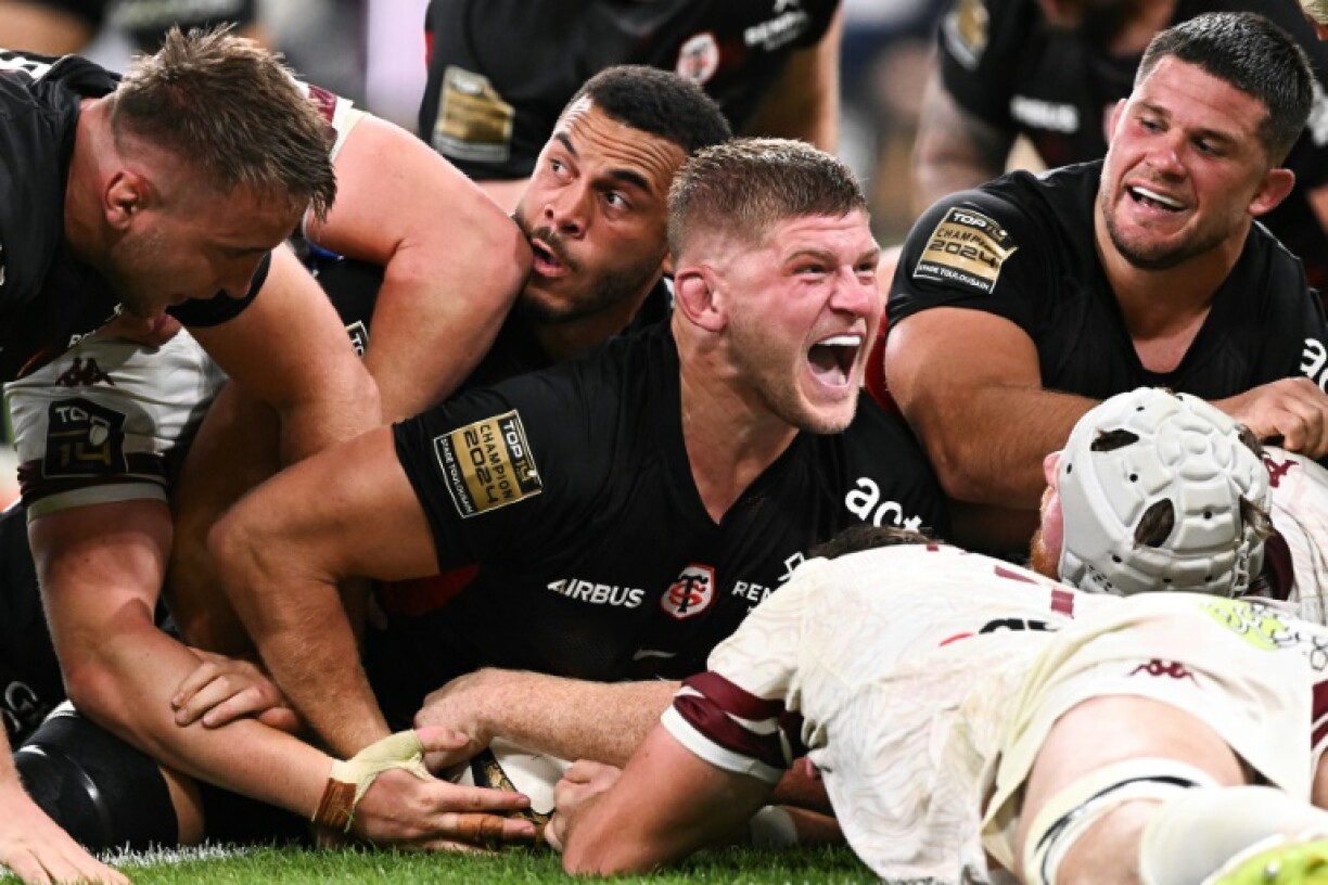 Jack Willis (C) celebrates scoring a try during June's Top 14 final