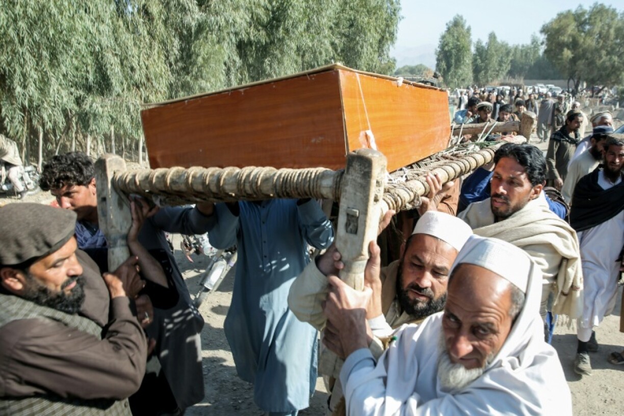 Funérailles de victimes après des frappes aériennes du Pakistan à la frontière de l'Afghanistan, le 22 février 2026 dans la province de Nangarhar, dans l'est de l'Afghanistan
