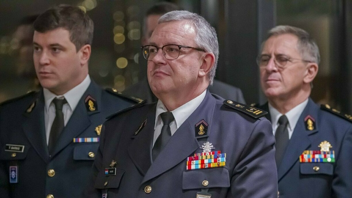 CGDIS-Uniformen, sou wéi se hei um Neijoerschpatt vum CGDIS den 13. Januar 2025 ze gesi waren, wäerte mam Trounwiessel en neie Monogramm op den Epaulettë kréien.