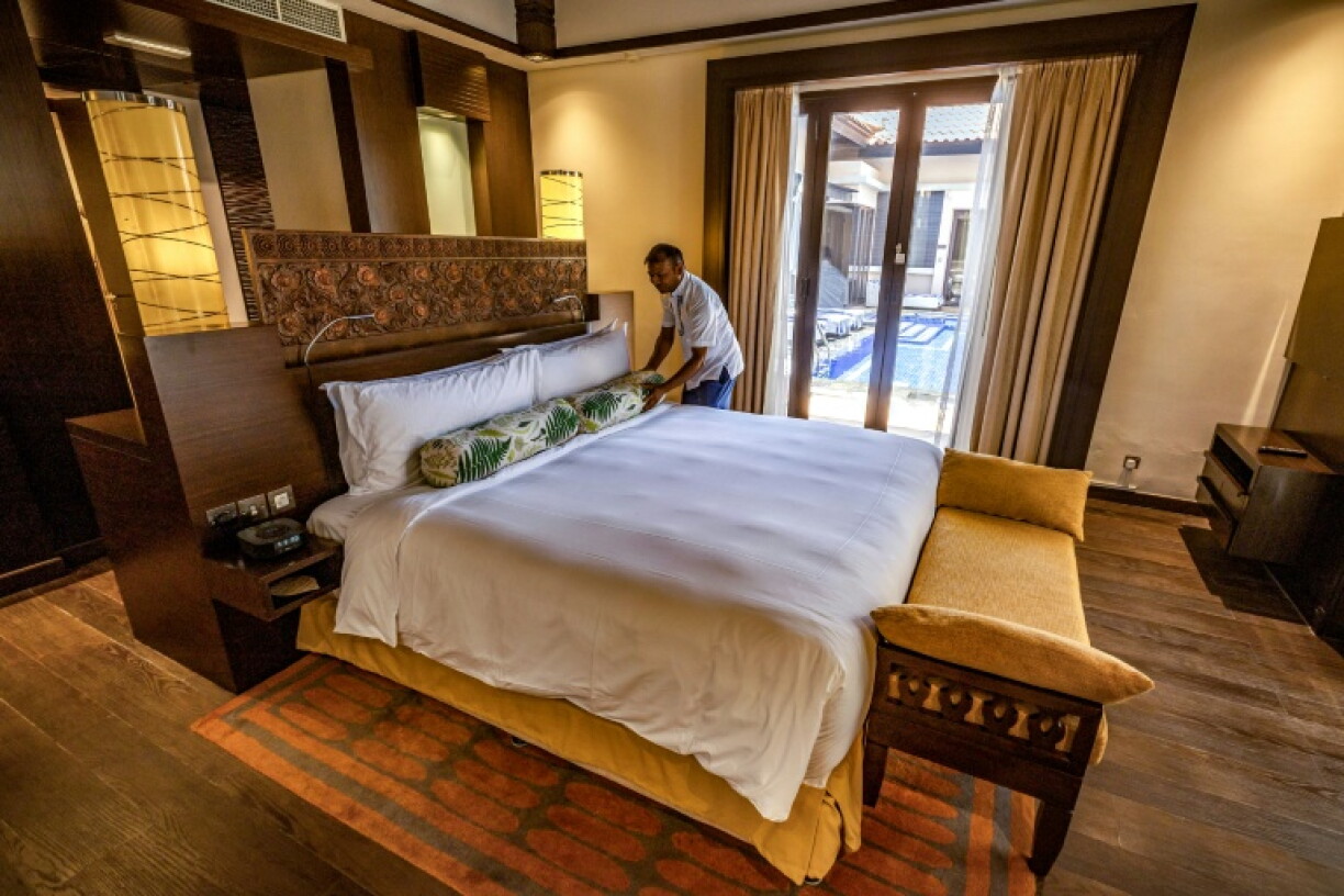 Un employé fait le lit d'une chambre de l'hôtel Anantara The Palm à Dubaï, le 6 juin 2026
