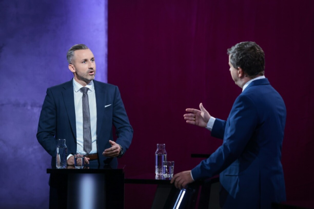 Ulrich Siegmund (à gauche), principal candidat de l’Alternative pour l’Allemagne (AfD), parti d’extrême droite, aux élections régionales de Saxe-Anhalt, et son adversaire chrétien-démocrate Sven Schulze, ministre-président de ce Land, lors d'un débat télévisé à Magdebourg le 26 août 2026