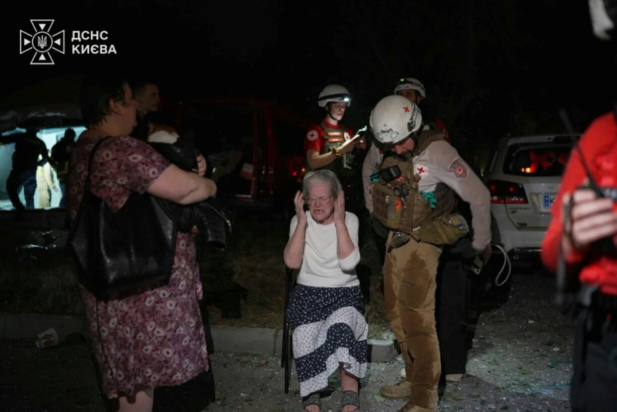 Bei neuen russischen Angriffen auf Kiew und Umgebung sind in der Nacht zum Donnerstag nach ukrainischen Angaben mindestens zwölf Menschen getötet worden. Die russischen Angriffe versetzten auch benachbarte Nato-Länder in Alarmbereitschaft.