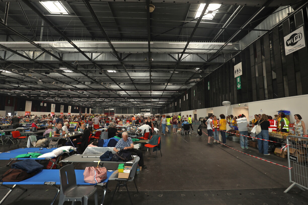 Dausende Leit sinn am Parc des Expositions zu Bordeaux ënnerkomm.