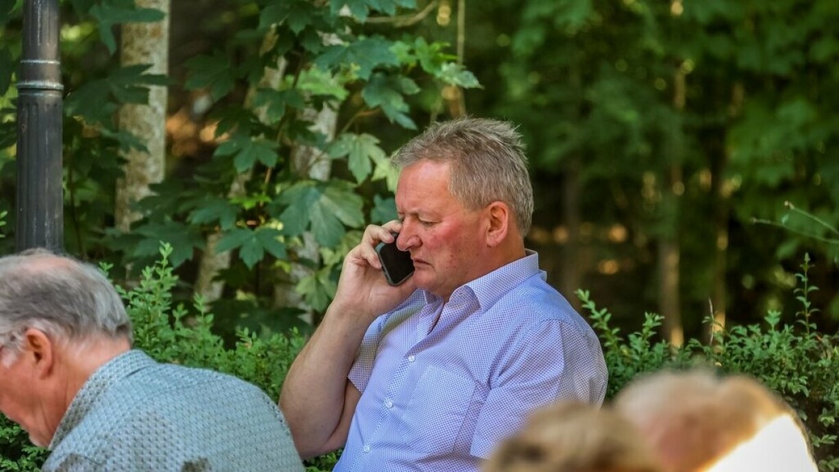 De Fränk Arndt um Owend vun de leschte Gemengewalen.