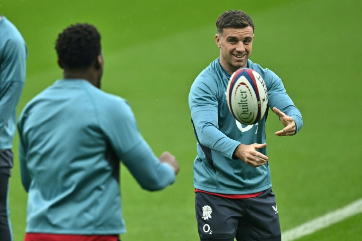 England fly-half George Ford (R)
