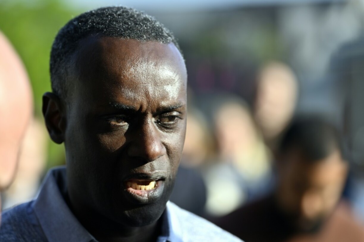 Ousmane Dia, père de Sanda Dia, parle aux journalistes au début du procès en première instance, le 22 avril 2022 à Hasselt