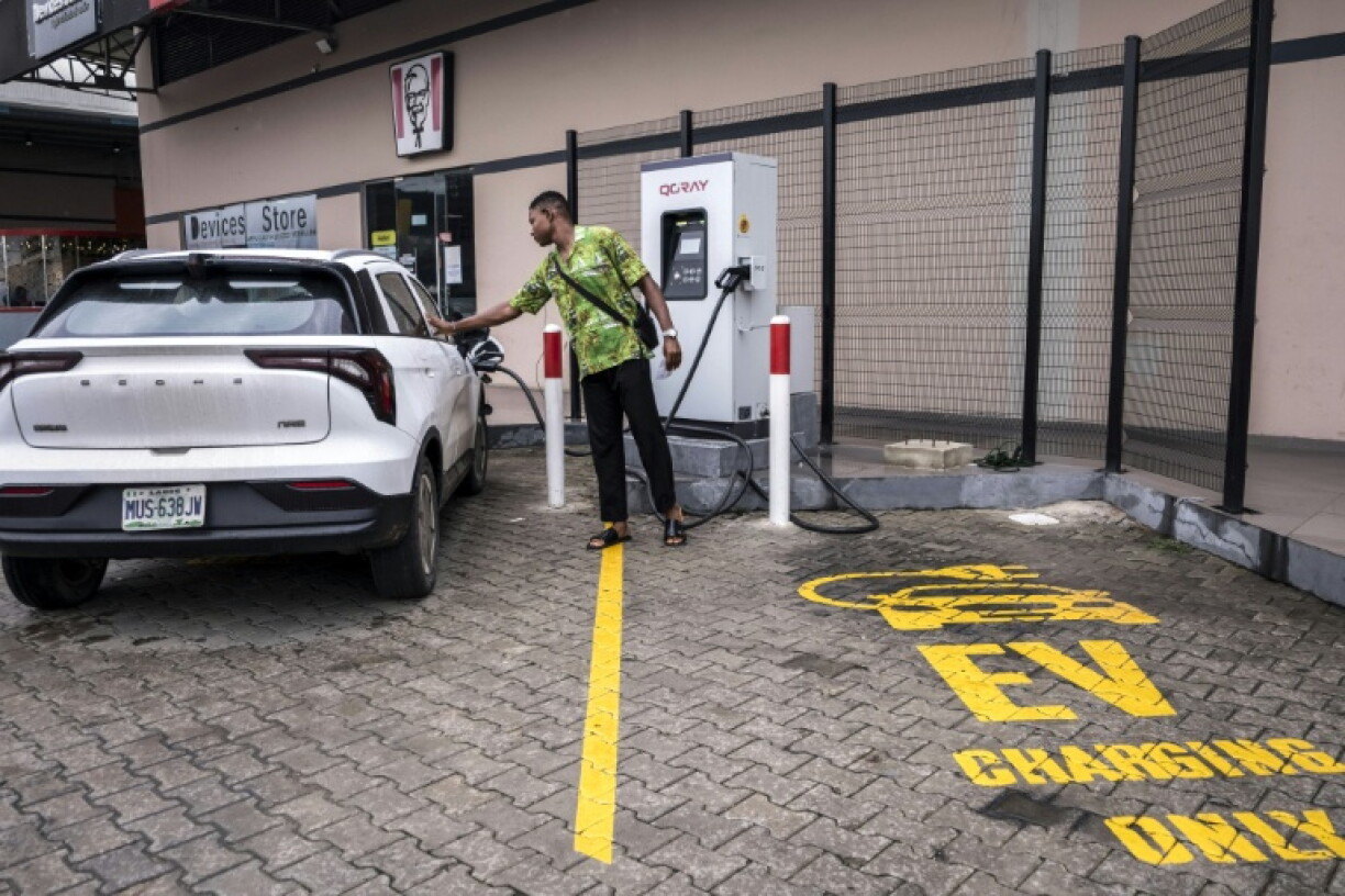 Un conducteur recharge sa voiture électrique dans une station de recharge publique près de Lagos le 3 juin 2026, au Nigeria