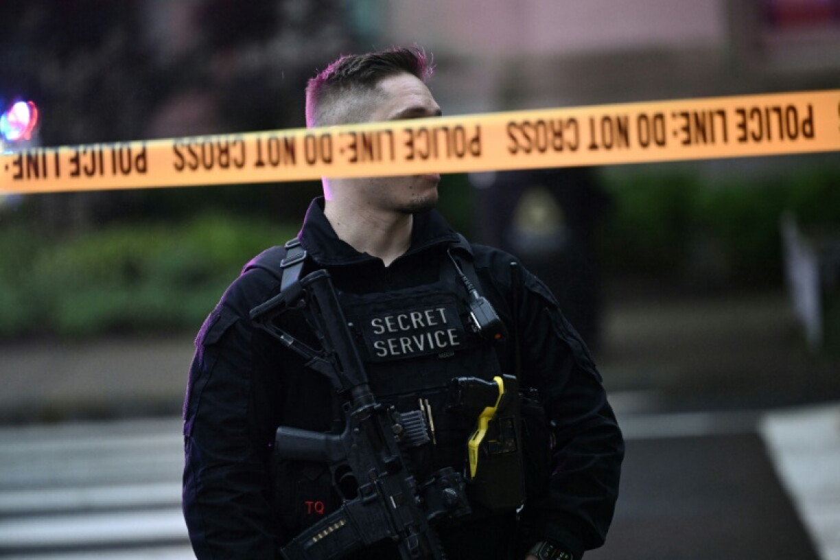 Un agent armé du Secret Service monte la garde devant le périmètre de sécurité près de la Maison Blanche, le 23 mai 2026