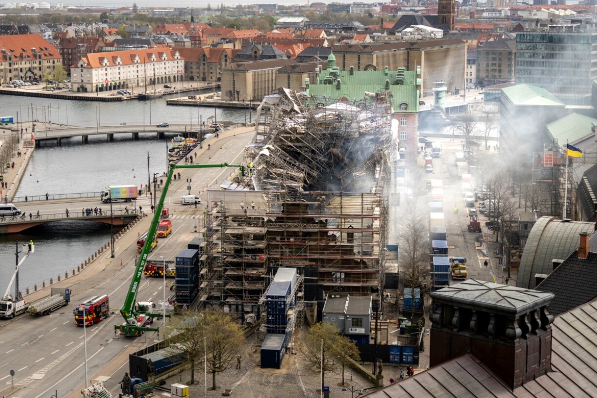 La vieille Bourse de Copenhague photographiée le jeudi 18 avril, après l'incendie qui a fait s'effondrer la flèche du bâtiment.