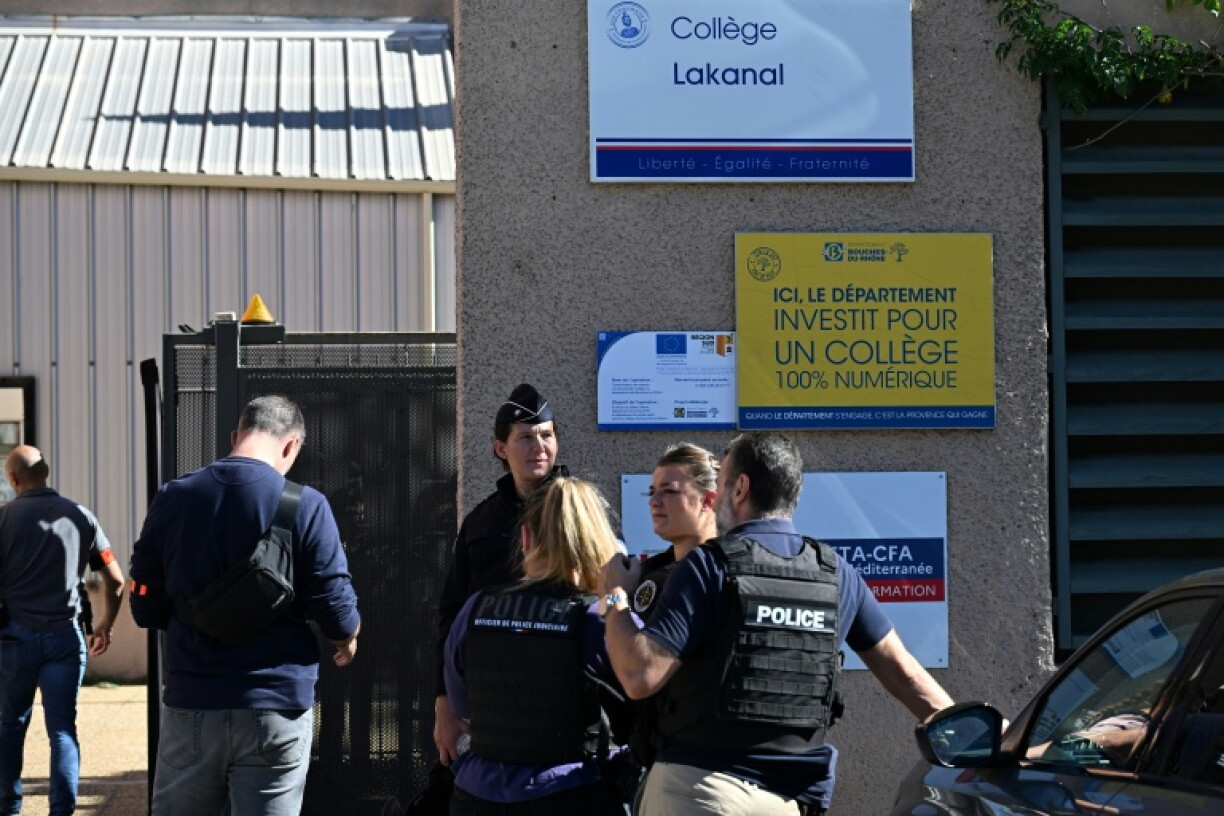 Des policiers devant le collège Joseph-Lakanal à Aubagne le 12 octobre 2026