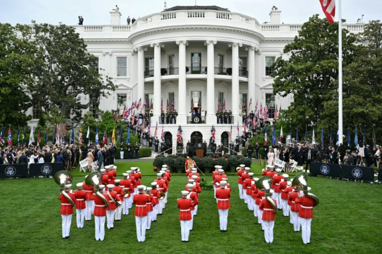 Le président américain Donald Trump, la Première dame Melania Trump, le roi Charles III et la reine Camilla de Grande-Bretagne assistent à une cérémonie d'accueil sur la pelouse sud de la Maison Blanche à Washington, le 28 avril 2026