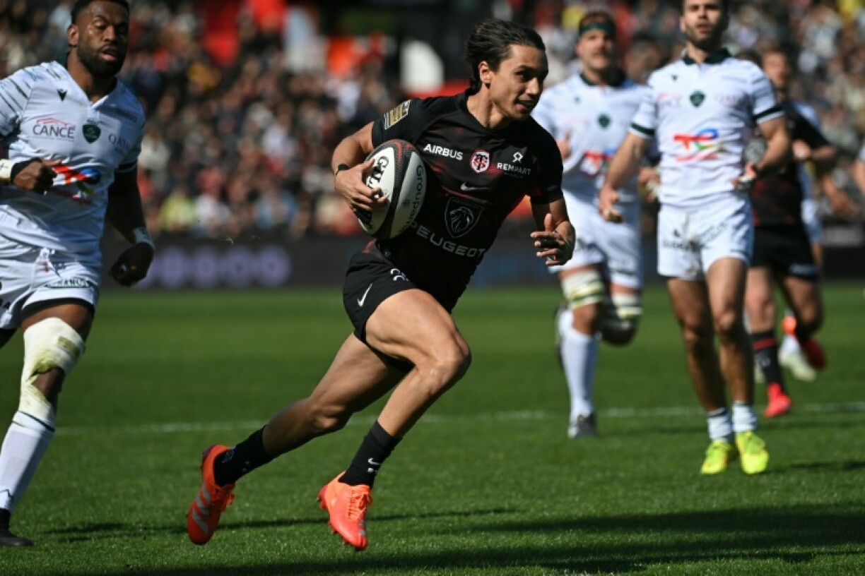 Ange Capuozzo ripping through the Pau defence on his way to the try line